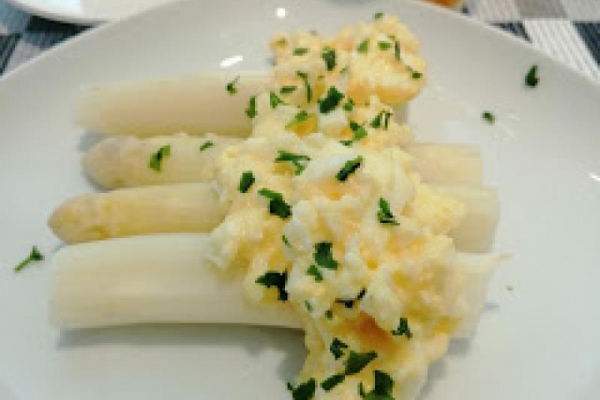 Belgia - Białe szparagi po flamandzku (Asperges op Vlaamse Wijze)