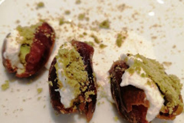Daktyle faszerowane ricottą i pistacjami