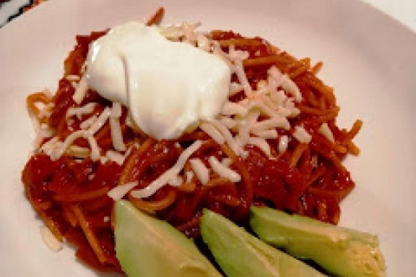 Meksyk - Spaghetti pomidorowe z awokado i kwaśną śmietaną (Sopa seca de fideo)