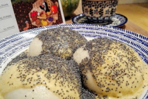 Austria - Germknödel (Pampuchy z powidłami i sosem waniliowym)
