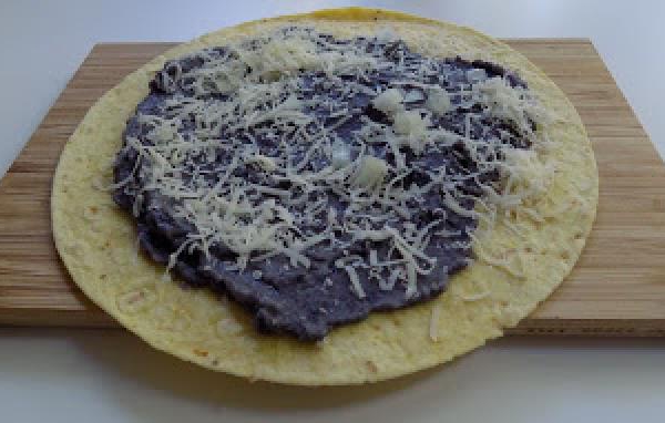 Belize - Tortilla z purée z fasoli i serem (Garnaches)