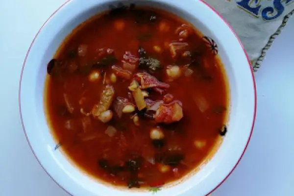 Algieria - Pomidorowa zupa z ciecierzycą i zieloną pszenicą (Chorba frik)