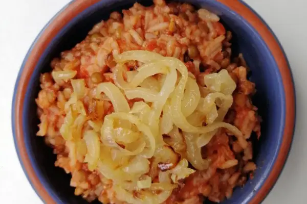Syria - Pomidorowy ryż z soczewicą i smażoną cebulką