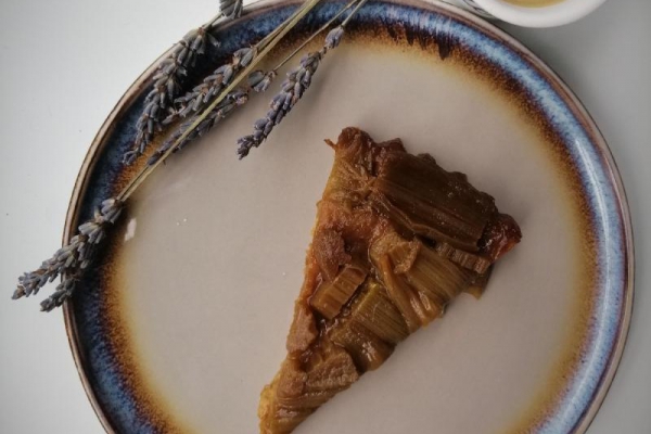 Francja - Wegańska rabarbarowa tarta Tatin