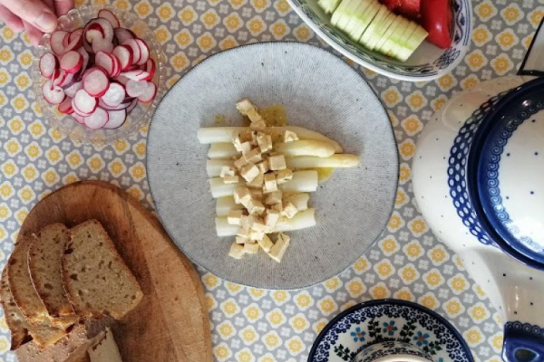 Belgia - Białe szparagi po flamandzku, wersja wegańska (Asperges op Vlaamse Wijze)