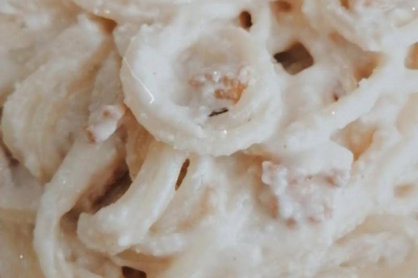 Włochy - Wegańska carbonara z nerkowców i pieczonego czosnku