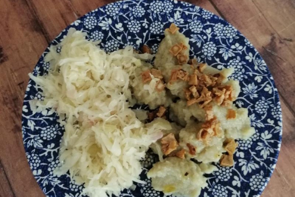 Polska - Wegańskie szare kluski z kapustą kiszoną i tofu-skwarkami