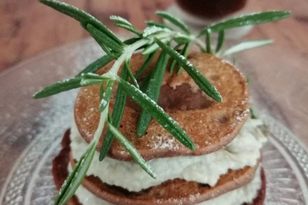 Włochy - Placuszki kasztanowe z kremem z wegańskiej ricotty ze słonecznika i nerkowców (Frittelle di castagne con crema di ricotta)