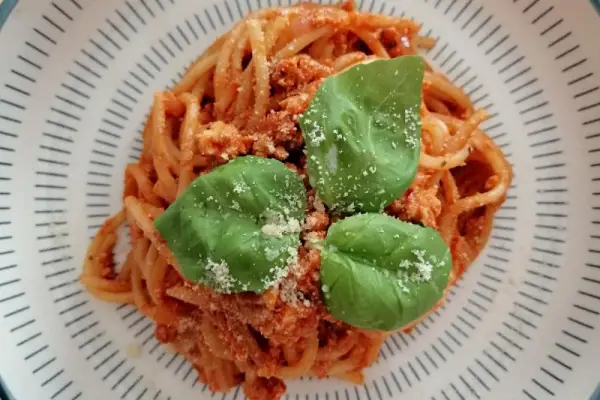 Niewłoskie komfortujące wegańskie spaghetti bolognese na Dzień Dziecka