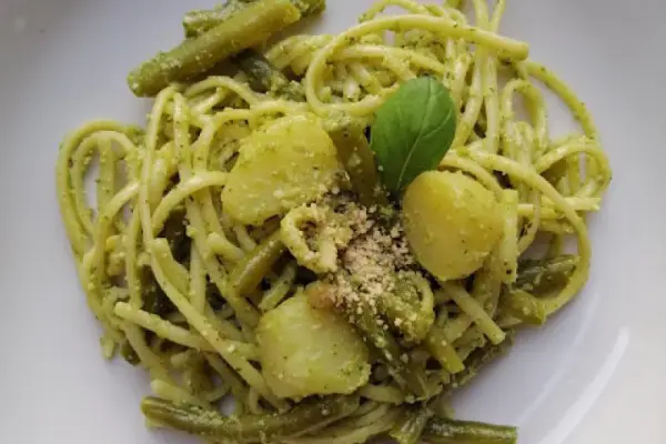Włochy - Liguryjskie linguine z pesto, ziemniakami i zieloną fasolką (Trenette al Pesto)