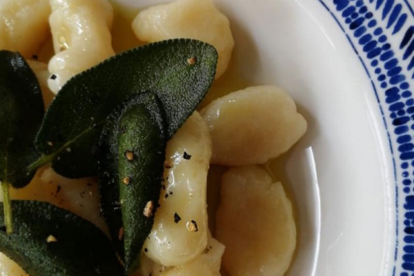 Włochy - Gnocchi z oliwą i szałwią (Gnocchi olio e salvia)