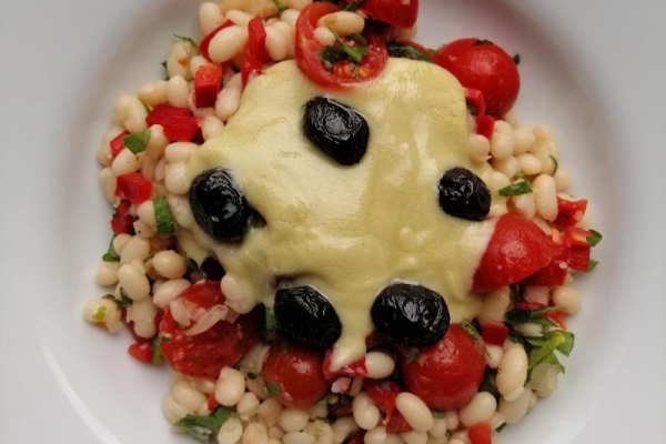 Turcja - Sałatka z białej fasoli z tahini (Tahinli Piyaz)