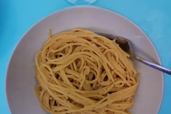 Włochy - Wegańskie cacio e pepe, czyli rzymskie spaghetti z pieprzem,  parmezanem  i wodą z gotowania makaronu