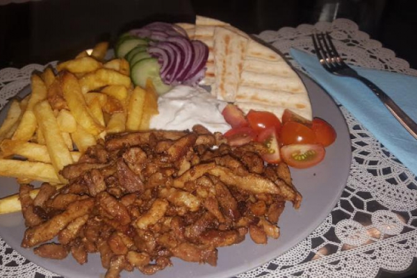 Shoarma pita na talerzu