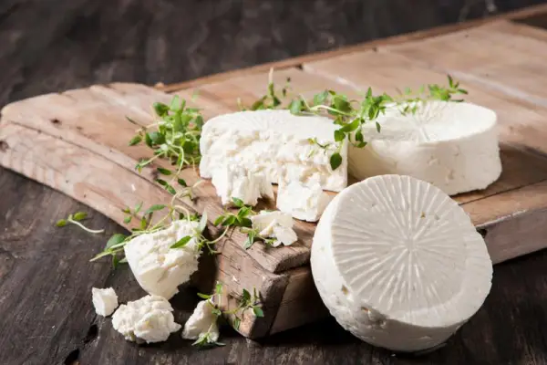 Dlaczego warto jeść biały ser? Właściwość zdrowotne twarogu.
