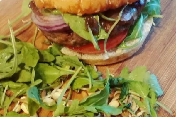 Domowe burgery z serem blue