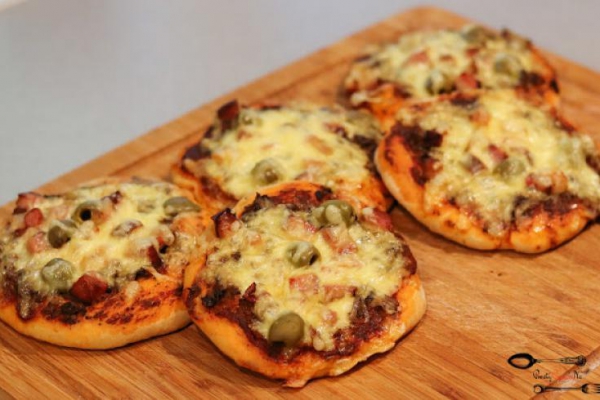 Drożdżowe pizzerinki z boczkiem