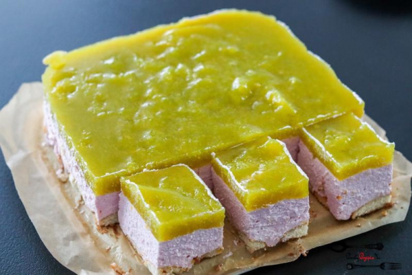 Sernik na zimno z brzoskwiniami