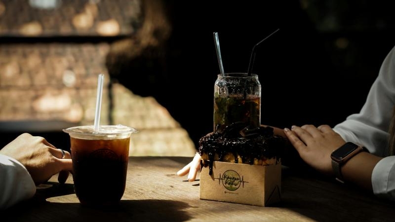 Grzanki z chałki z mascarpone i miodem, słodki dodatek do latte