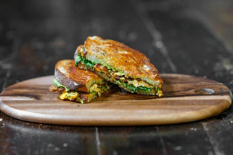 Kanapki jak z bistro: chrupiąca ciabatta, jajko w koszulce i maślana kawa