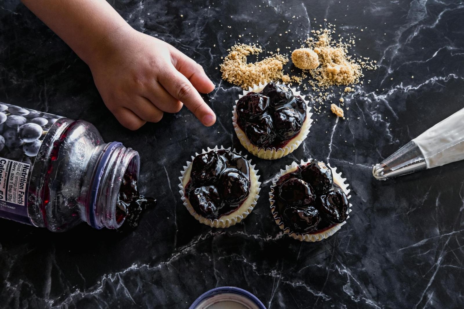 Mini serniczki na zimno w szklankach jako elegancka przekąska do kawy