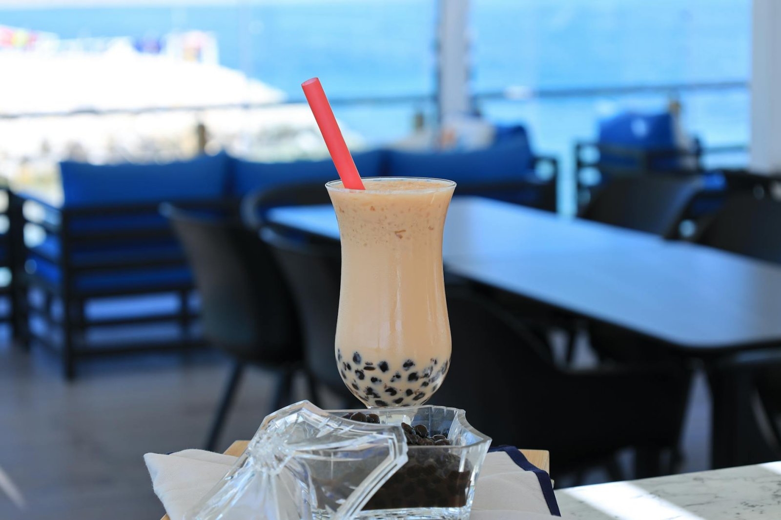 Domowa bubble tea bez syropów: baza z czarnej herbaty, mleka owsianego i prostych dodatków z lodówki