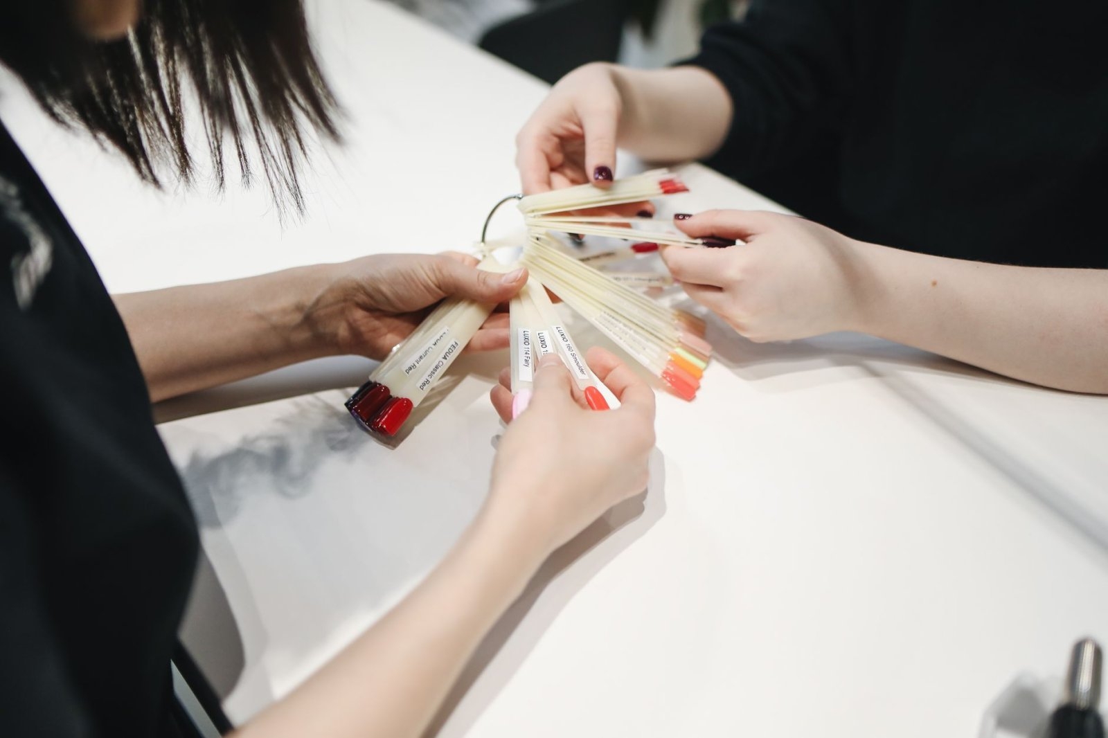 Jak zacząć manicure hybrydowy w domu: lista niezbędnych produktów i praktyczne wskazówki dla początkujących