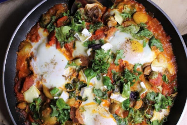 Shakshuka z pieczarkami i kiełbasą