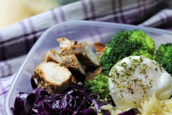 Sałatka z jakiem, kapustą czerwoną i piersią kurczaka lunch-box