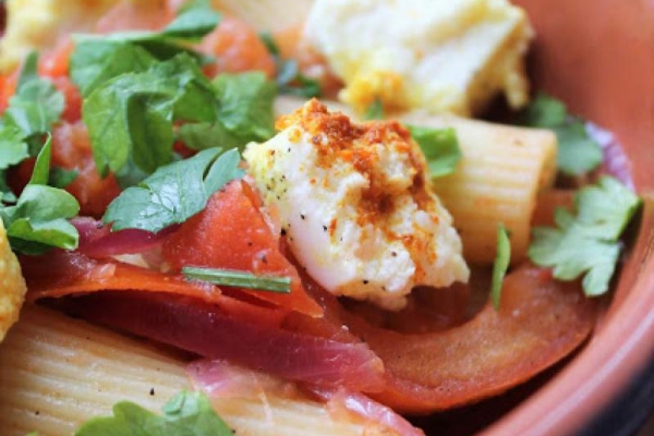 Makaron z fetą w przyprawie curry