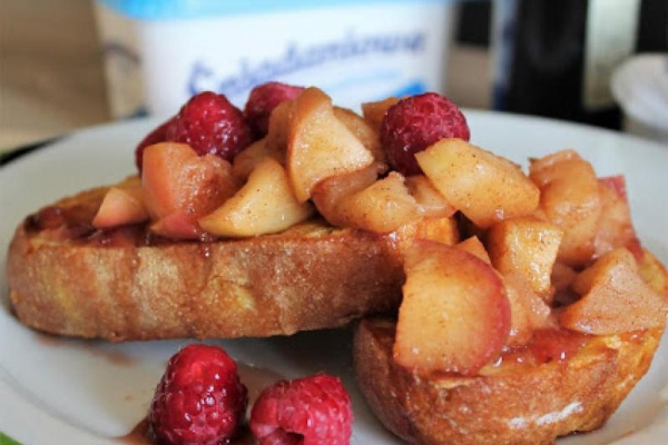 Tost francuski ze smażonymi jabłkami