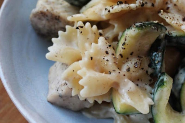 Makaron z kurczakiem, cukinią i sosem alfredo
