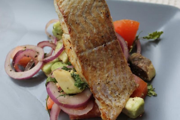 Filet rybny z salsą pomidorową