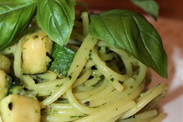 Spaghetti z domowym pesto bazyliowym