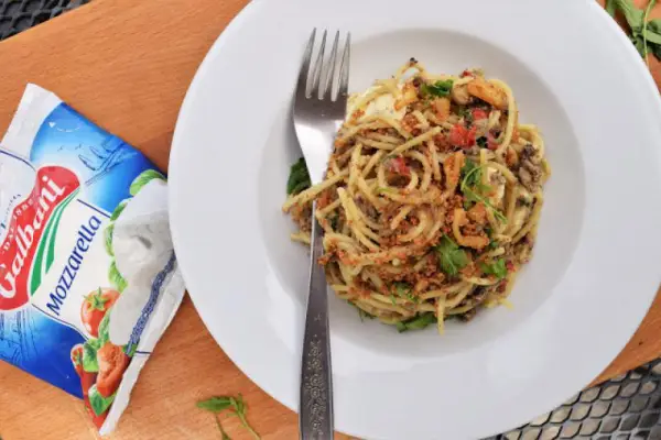 Spaghetti z anchois i mozzarellą