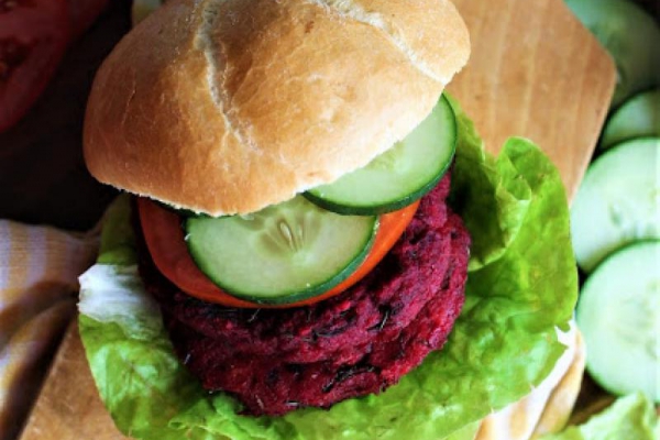 Wegańskie burgery z soczewicy i buraka