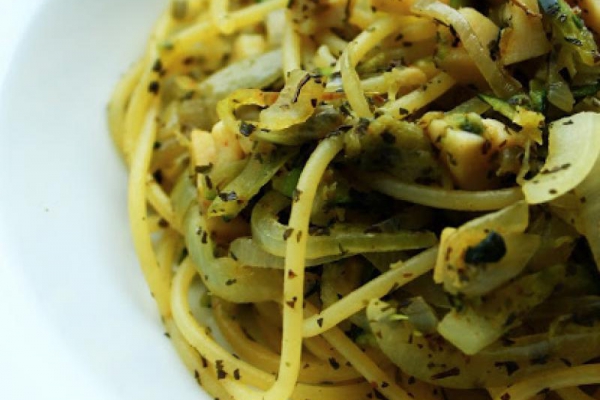 Spaghetti z cukinią i bazylią