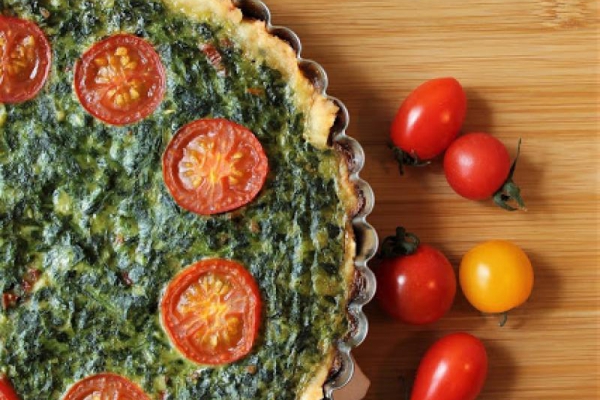 Tarta ze szpinakiem, mozzarellą i suszonymi pomidorami