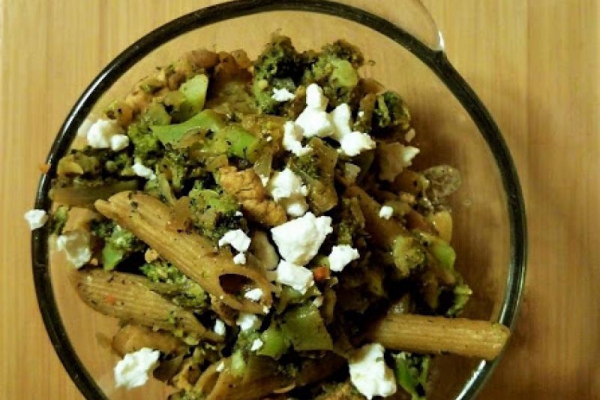 Makaron z brokułem i serem feta