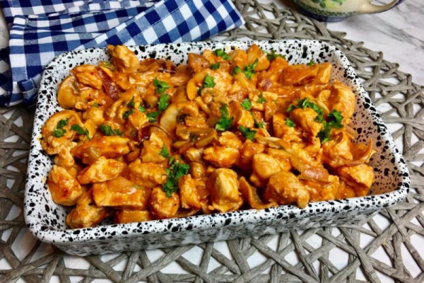 Kurczak z pieczarkami w delikatnym sosie pomidorowym