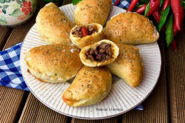 Pierogi meksykańskie (na cieście drożdżowym)