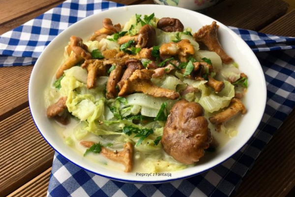 Bigos z kapusty pekińskiej i kurek