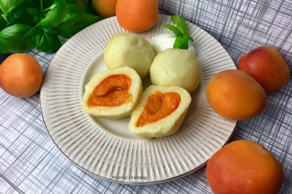 Knedle z morelami i śliwkami