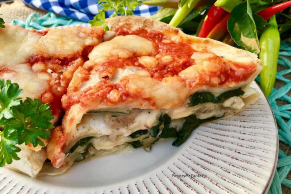 Lazania z tortilli z kurczakiem gyros i szpinakiem