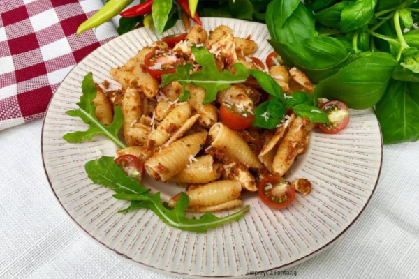 Makaron z pesto z suszonych pomidorów i kurczakiem