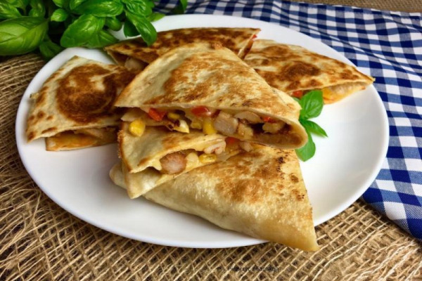 Quesadilla domowa z kurczakiem i papryką