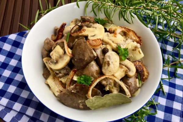 Wątróbka drobiowa z pieczarkami w śmietanie