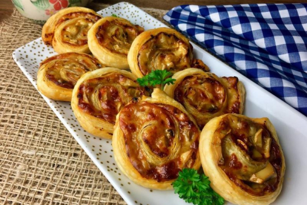 Rollsy z pieczarkami i serem (ślimaczki z ciasta francuskiego)