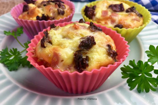 Muffinki jajeczne ze szpinakiem i suszonymi pomidorami