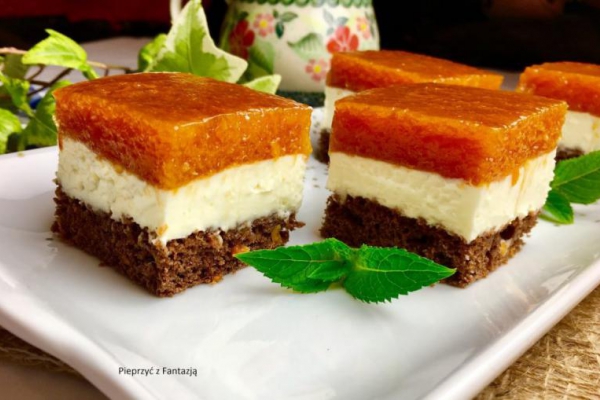 Sernik z mascarpone i musem morelowym